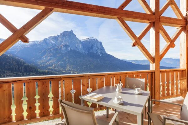 wypoczynek we włoszech - widok z tarasu na góry